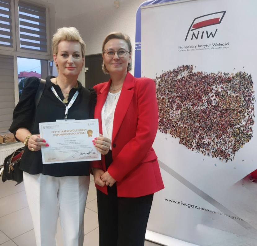 Fundacja Kobiety ze Skrzydłami z promesą na realizację projektu w programie „Moc Małych Społeczności”! 548020643 2541136859592093 8321698085427062810 n