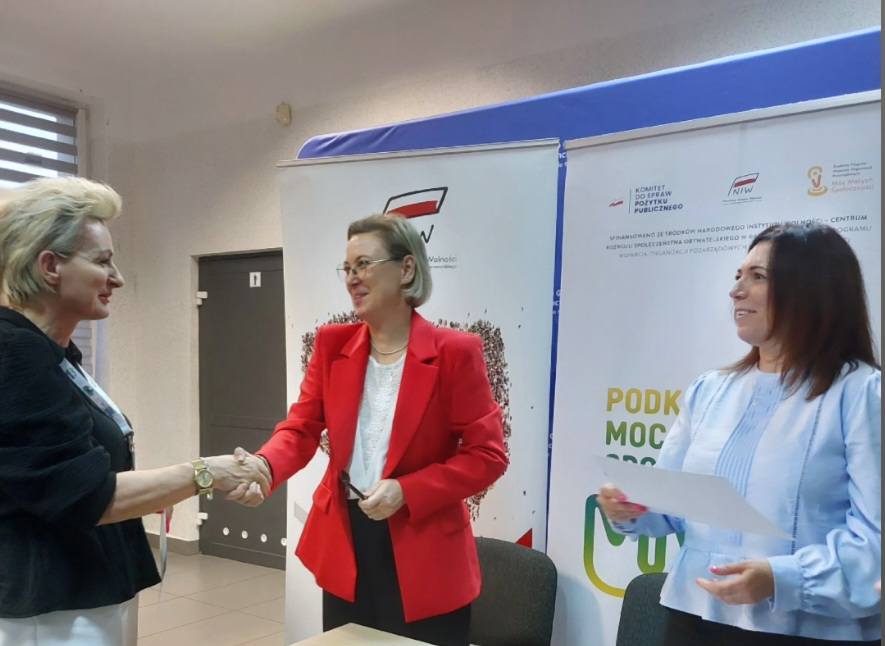 Fundacja Kobiety ze Skrzydłami z promesą na realizację projektu w programie „Moc Małych Społeczności”! 552273650 2541136902925422 1250298250442252065 n